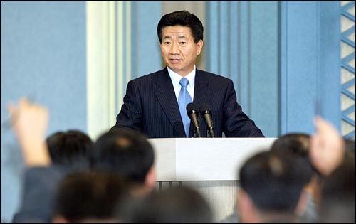 2003년 6월 2일 청와대에서 열린 노무현 대통령 '취임 100일' 기자회견에서 노 대통령이 기자들의 질문을 받고 있다. 